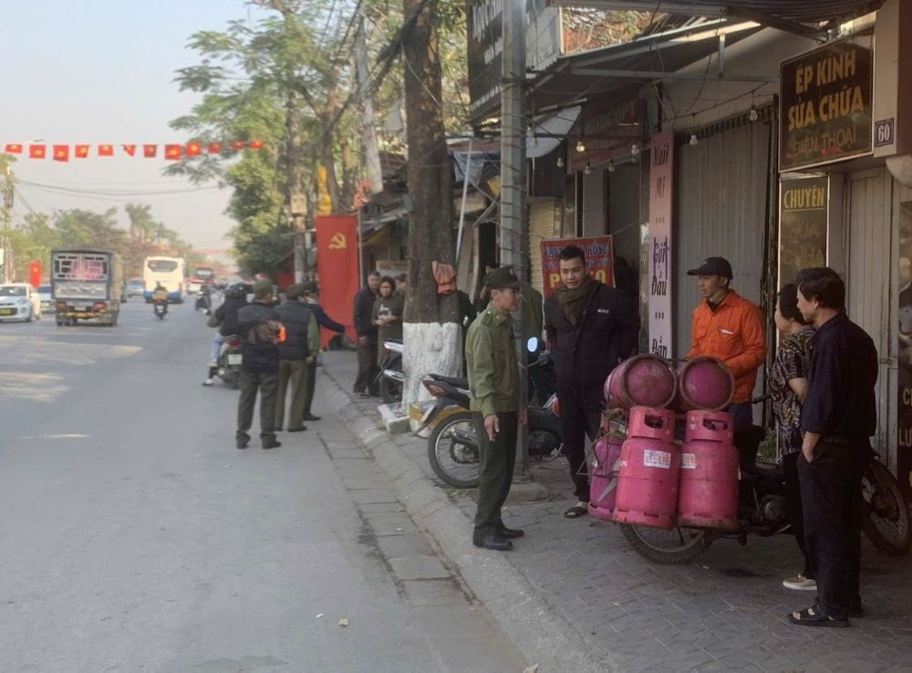 Công an thị trấn Tiên Lãng: Giải tỏa vi phạm vỉa hè, hành lang an toàn giao thông đường bộ, trật tự đô thị trên địa bàn